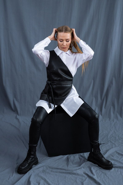 Черный жилет из эко-кожи с асимметричным кроем Пинск-Стиль 3019 черный - фото 5