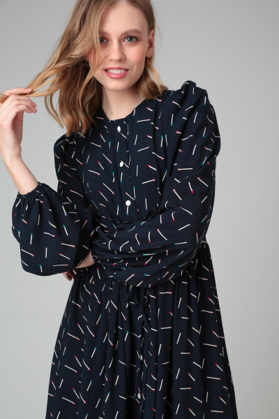 Платье из вискозы с талиевыми выточками и рюшей SandyNa 130113 синий_спички - фото 5