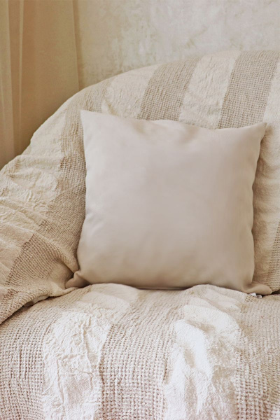 Домашняя бежовая бархатная подушка 45х45 см Файбертек ПД.45*45.CREAM - фото 1