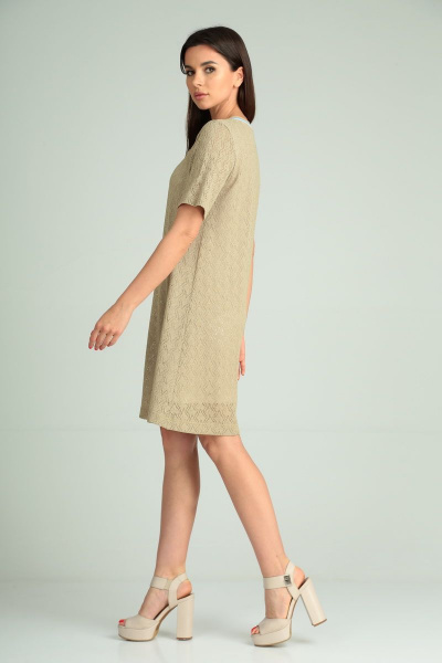 Платье прямое из кружевного трикотажа с брошей Michel chic 2098 бежевый - фото 4