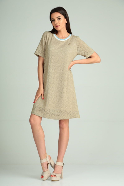 Платье прямое из кружевного трикотажа с брошей Michel chic 2098 бежевый - фото 2
