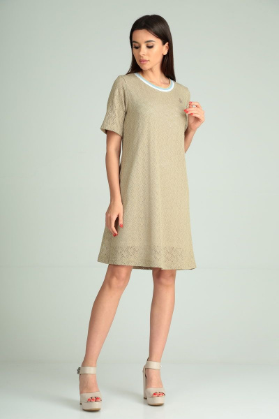 Платье прямое из кружевного трикотажа с брошей Michel chic 2098 бежевый - фото 1