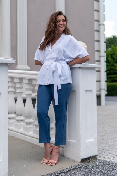 Костюм брючный из вискозы: жакет и зауженные брюки Andina 917 белый+индиго - фото 10