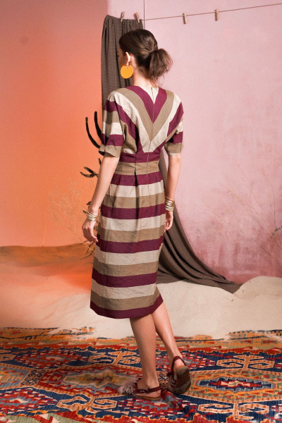 Полуприталяющее платье из костюмной ткани с отложным воротником и складками Alena Goretskaya A1444/1 - фото 2