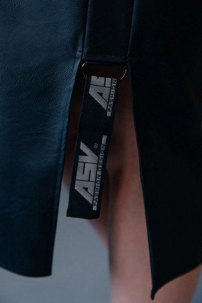 Платье зауженное с капюшоном и диагональными подрезами ASV 2487 черный - фото 9