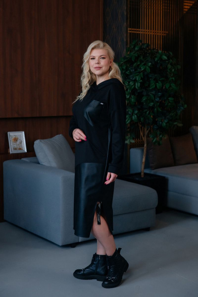 Платье зауженное с капюшоном и диагональными подрезами ASV 2487 черный - фото 7