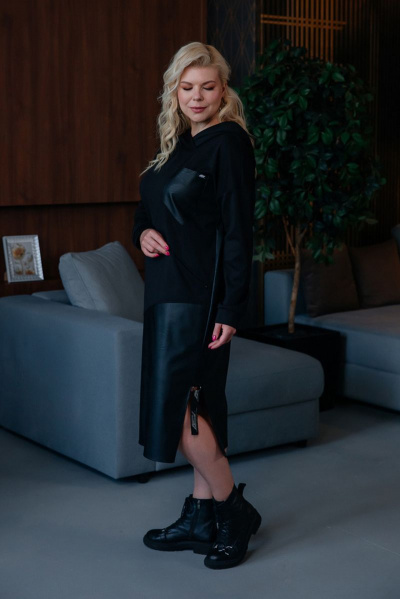 Платье зауженное с капюшоном и диагональными подрезами ASV 2487 черный - фото 8