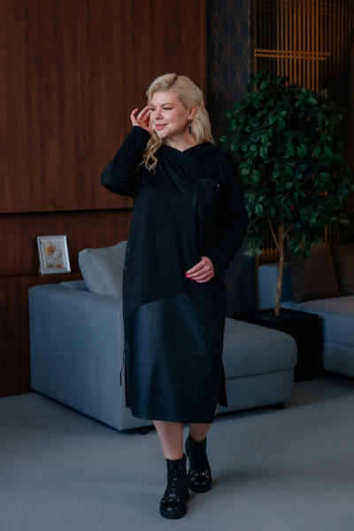 Платье зауженное с капюшоном и диагональными подрезами ASV 2487 черный - фото 1