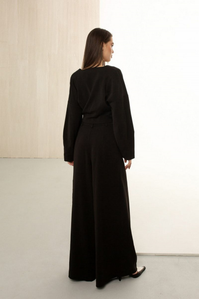 Костюм двойка из текстиля с укороченным жакетом и широкими палаццо AURA otd 9112 черный - фото 4