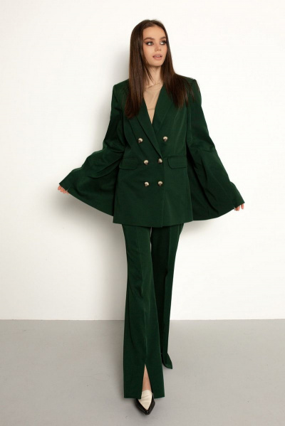 Зеленый костюм двойка с двубортным жакетом и клеш брюками AURA otd 9116 изумруд - фото 1