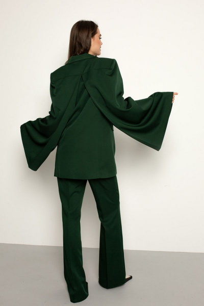 Зеленый костюм двойка с двубортным жакетом и клеш брюками AURA otd 9116 изумруд - фото 4