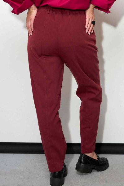 Модные джинсы slouchy из облегченной ткани с прорезными карманами SOVA 11102 бордо - фото 7