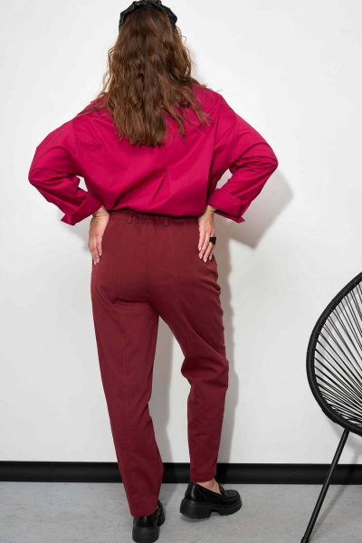 Модные джинсы slouchy из облегченной ткани с прорезными карманами SOVA 11102 бордо - фото 6