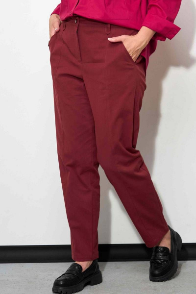 Модные джинсы slouchy из облегченной ткани с прорезными карманами SOVA 11102 бордо - фото 4