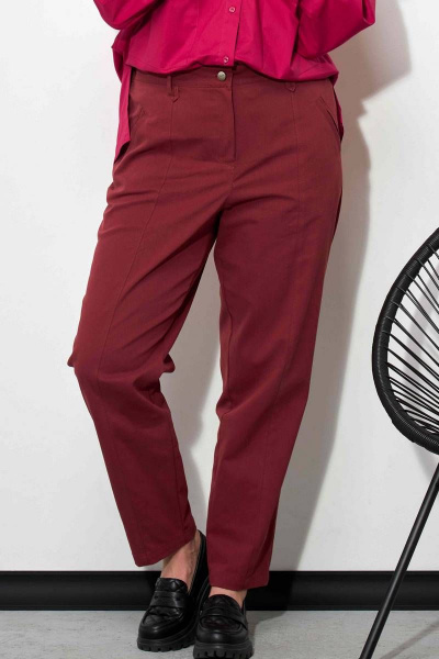 Модные джинсы slouchy из облегченной ткани с прорезными карманами SOVA 11102 бордо - фото 2