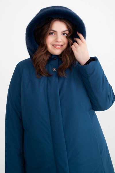 Пальто женское утепленное с меховым капюшоном и застежкой на молнию Bugalux 437 170-цвет изумруд - фото 5