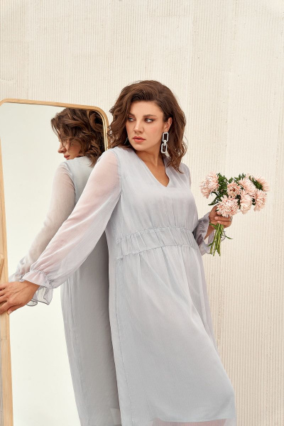 Сердечное платье из шифона с рельефами и сборкой IVA 1428 серый - фото 5