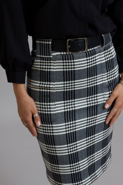 Деловая юбка-карандаш из текстиля с накладными карманами Mirolia 1055 черно-белая-клетка - фото 3