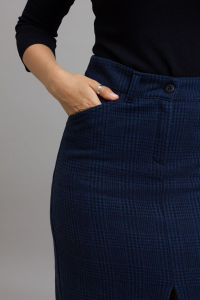 Тёплая полуприлегающая юбка миди с кокетками и застежкой Mirolia 971-2 синяя клетка - фото 4