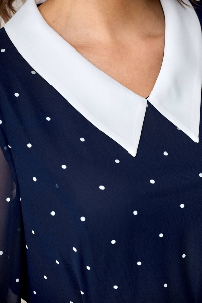 Платье полуприлегающее с рельефами и вырезом V Moda Versal П2399 т.синий_горох - фото 7