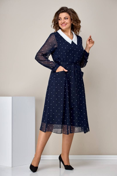 Платье полуприлегающее с рельефами и вырезом V Moda Versal П2399 т.синий_горох - фото 1