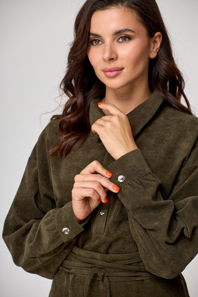 Платье с воланом, поясом и длинным рукавом из вельвета Anelli 1169 оливковый_хаки - фото 3