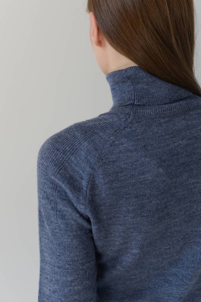 Синий женский водолазка из шерсти для повседневного образа Romgil 560ТЗ индиго - фото 3