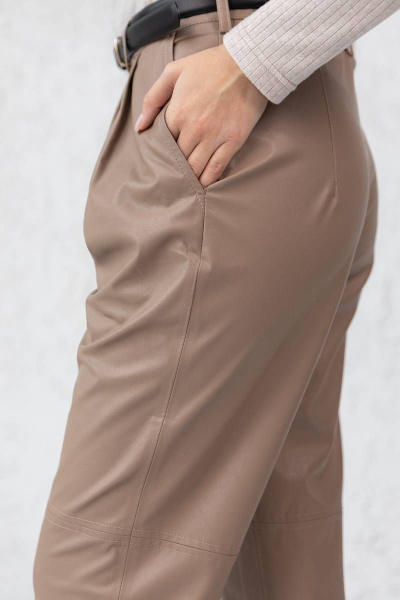 Брюки из экокожи бананы с удобной посадкой Ivera 2021 песочный - фото 4