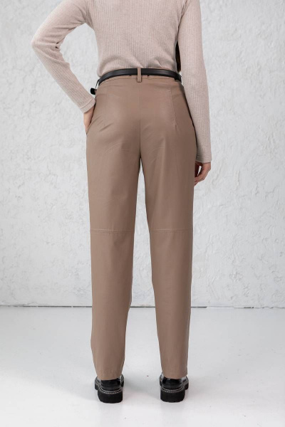 Брюки из экокожи бананы с удобной посадкой Ivera 2021 песочный - фото 3