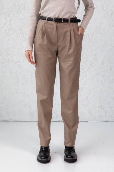 Брюки из экокожи бананы с удобной посадкой Ivera 2021 песочный - фото 2