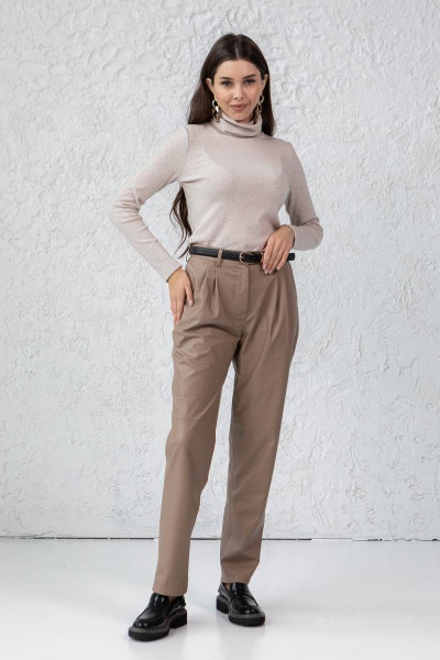 Брюки из экокожи бананы с удобной посадкой Ivera 2021 песочный - фото 5