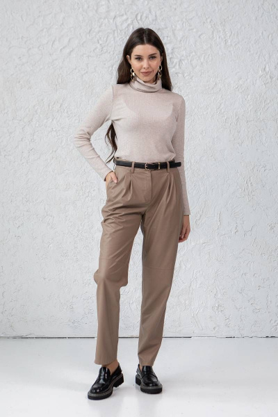 Брюки из экокожи бананы с удобной посадкой Ivera 2021 песочный - фото 1