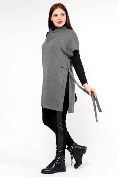 Туника свободного силуэта с воротником-хомутом из трикотажа La rouge 90172 графит - фото 3
