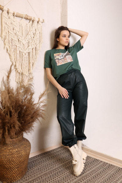 Зеленые брюки из эко-кожи с резинкой и карманами AMORI 5158 изумруд - фото 1