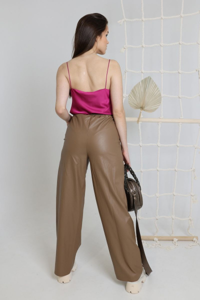 Брюки из эко-кожи с резинкой и боковыми карманами AMORI 5159 кофе - фото 2