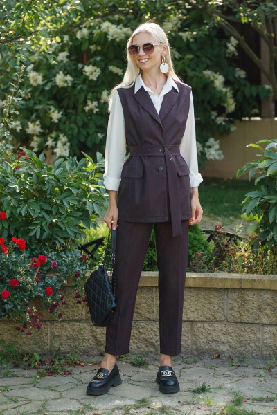 Демисезонный деловой жилет на каждый день фиолетовый текстиль Achosa 1102 бордовый в полоску - фото 1