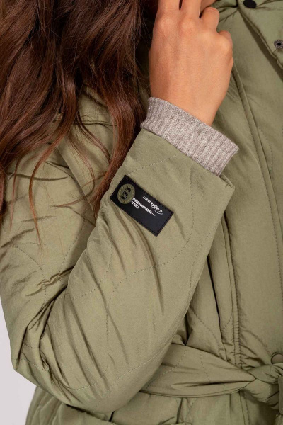 Демисезонная утеплённая куртка с поясом и капюшоном Mislana С848 фисташка - фото 8