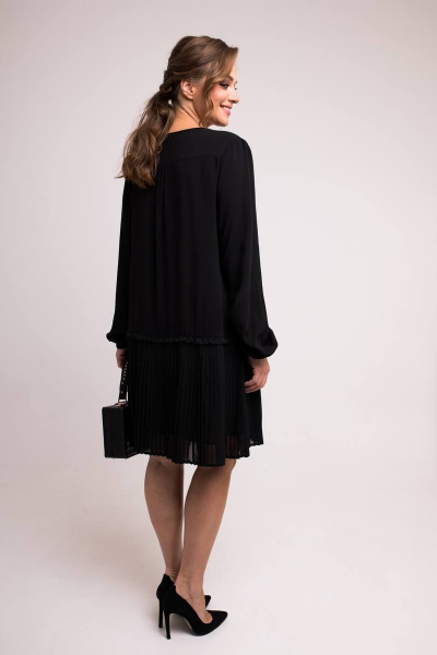 Демисезонное платье с декоративными вытачками SandyNa 130109 черный - фото 10