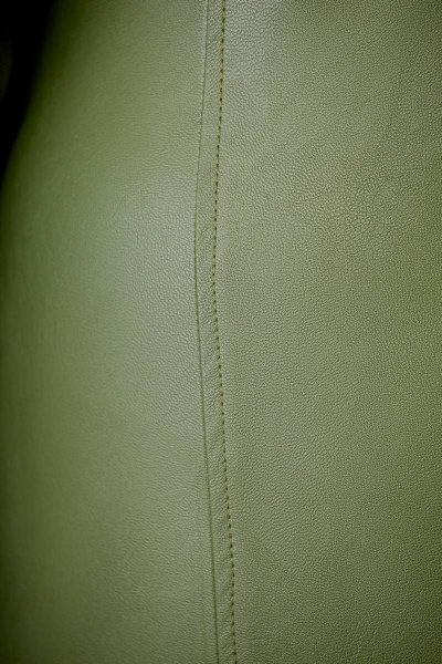 Платье из экокожи с рельефами и разрезом в полустиле Swallow 630 зеленый - фото 8