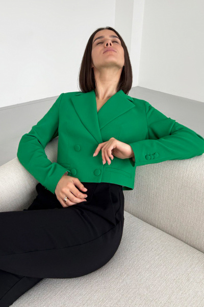 Элегантный короткий жакет из трикотажа с английским воротником Панда 54430w зеленый - фото 1