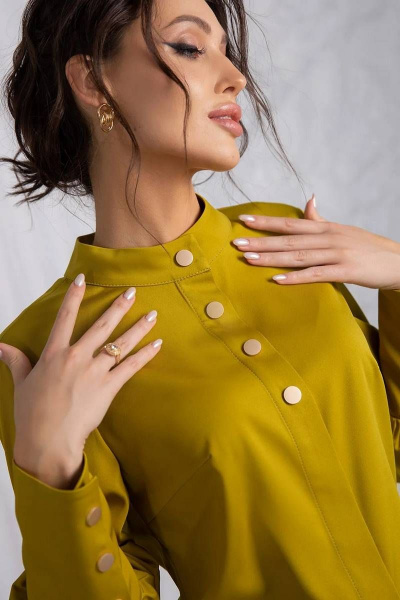 Блуза из экошелка с объемным рукавом и фигурной стойкой Daloria 6134 оливковый - фото 5