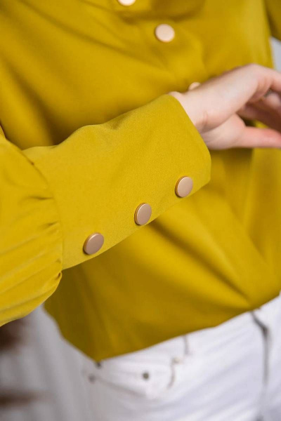 Блуза из экошелка с объемным рукавом и фигурной стойкой Daloria 6134 оливковый - фото 4