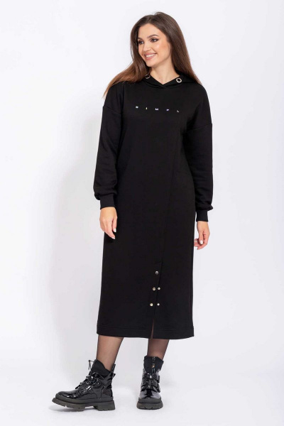 Платье прямого силуэта с капюшоном и декоративной печатью Mislana С872 черный - фото 11