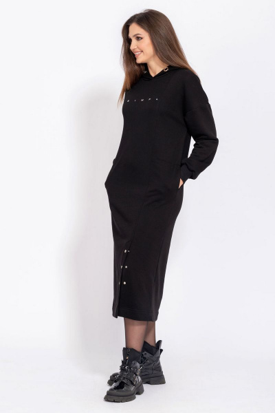 Платье прямого силуэта с капюшоном и декоративной печатью Mislana С872 черный - фото 12