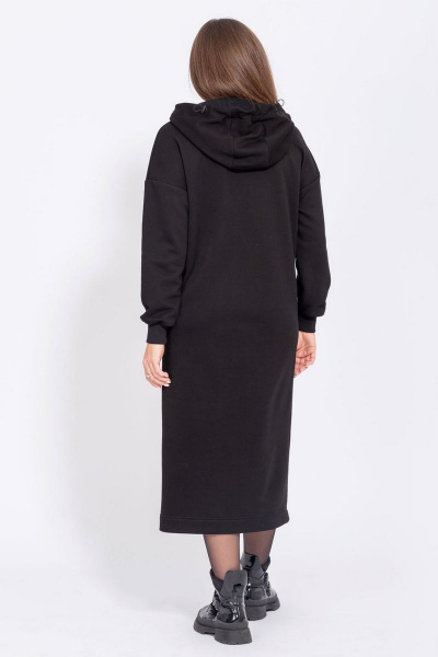 Платье прямого силуэта с капюшоном и декоративной печатью Mislana С872 черный - фото 14