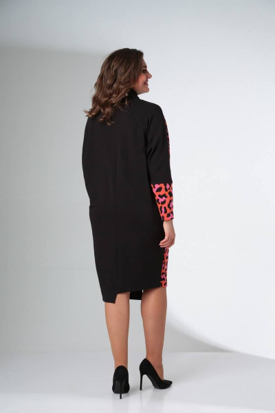 Платье свободного силуэта с воротником хомут и рукавом цельнокроеным LadisLine 1422 розовый_леопард+черный - фото 5