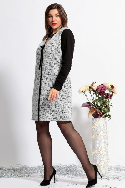 Белое платье из трикотажа с бантом и узором BegiModa 1021 черно-белый - фото 3