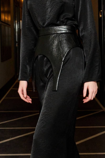 Элегантное платье с декоративными подрезами и разрезом MilMil 1077 Марсель - фото 7