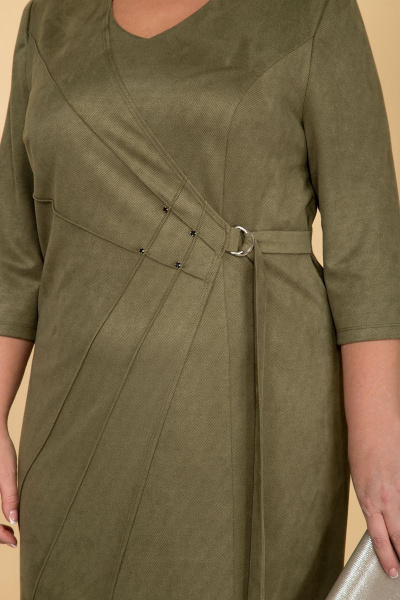 Платье из искусственной замши с защипами и поясом Tensi 346 олива - фото 4